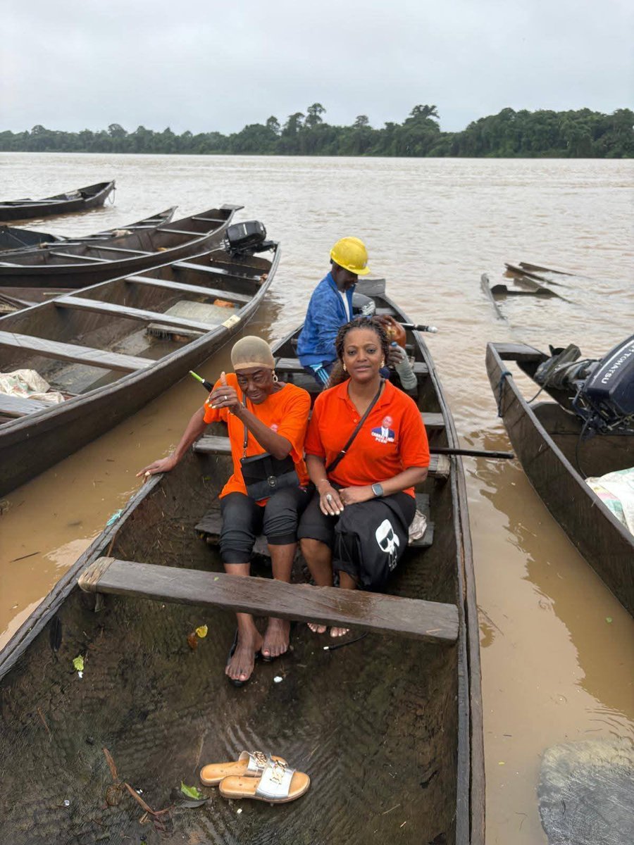 wandafu7's tweet image. 🟠🇨🇲L’élite politique du PCRN originaire de Mouanko. Mme Emy South  a quitté la France où elle réside pour venir porter haut les couleurs de la vague orange dans son arrondissement natal.
Bravant les conditions difficiles de la route elle a tenu à rejoindre le lieu du meeting où…