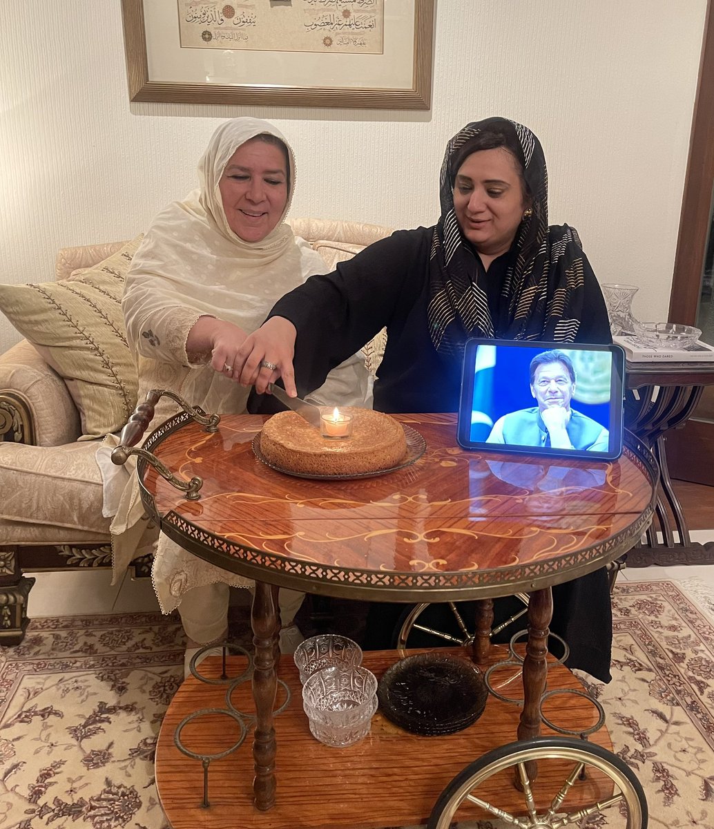 ahmad__bobak's tweet photo. نورین نیازی نے اپنے پابند سلاسل بھائی کی سالگرہ کا کیک کاٹا ❤️ https://t.co/DmvfiEpJp0