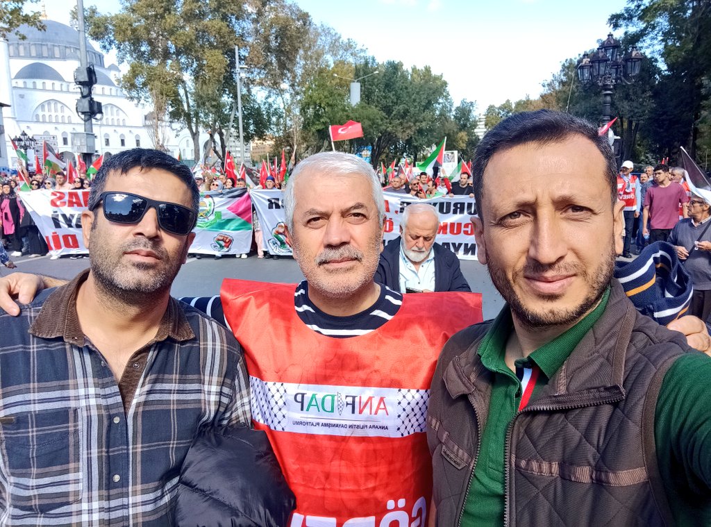 serdardurer's tweet photo. Ankara’da Gazze için yükselen adımlar, mazlumların sesi,adaletin haykırışı oldu.Zulmün karanlığına karşı vicdanın ışığını taşıyan bu yürüyüş,insanlığın onurlu direnişidir.Gazze için yürüyen adımlar, zulmün duvarlarını aşan bir vicdan çağrısıdır.Zulmün duvarları aşılacak İnşallah. https://t.co/wqGzu0szsH