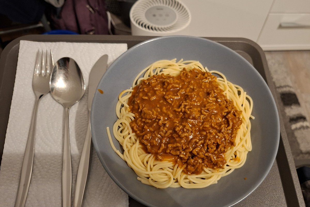 Da ich mich auf Grund Coronainfektion in freiwilliger Schlafzimmer-Karantäne befinde, werde ich großartig von meinem Mann versorgt. 🥰 Ich schmecke zwar kaum was, aber die Liebe, die darin steckt, spürt man.