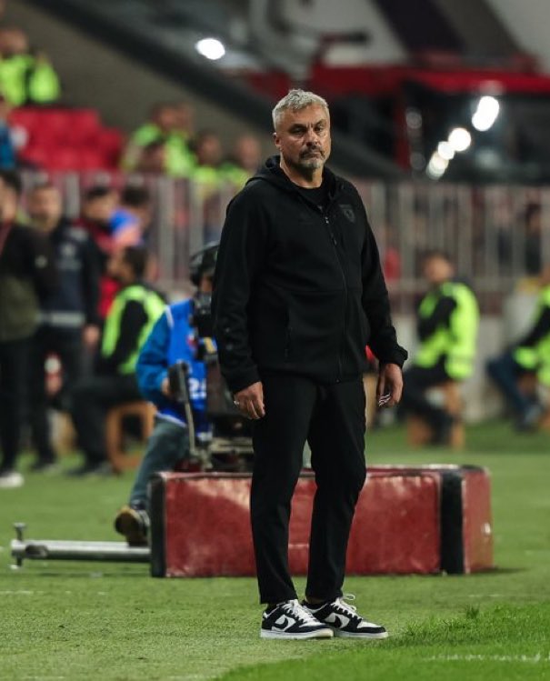 Thomas Reis: "Performans sebebiyle takımımla gurur duyuyorum. Zor bir haftayı geride bıraktık. 2 deplasmana gittik. Gaziantep deplasmanında oyunu 10 kişi oynadık, Varşova deplasmanına gittik ve bugün yeni bir maç oynadık. Zor bir hafta oldu."