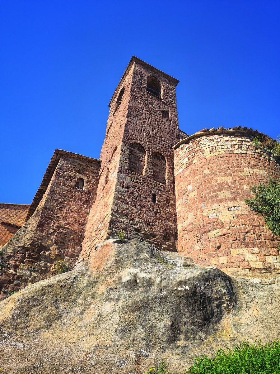 JSendarrubias's tweet photo. Mos entre vinyes al #CellerMondObert
Avui ens hem endinsat al bell mig de les seves vinyes per conèixer el projecte d'aquest celler i els seus vins, tot fent un mos de formatges i embotits de proximitat amb pa amb tomàquet i oli 100% ecològic després de fer visita al seu celler. https://t.co/lx9Gk1VtgK