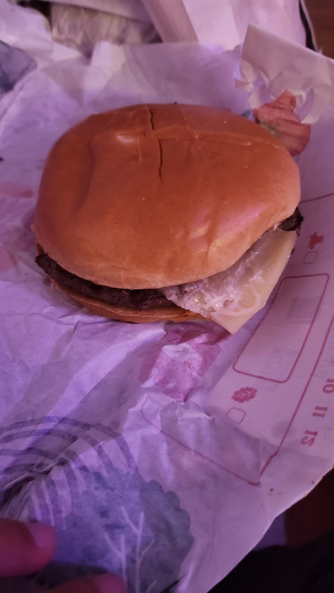 Colin22C's tweet photo. Bah alors @BurgerKingFR on nous ment sur le produit là !!
Le “Expectation vs Reality” il retourne du foutage de gueule … 
#remboursé https://t.co/GB6geatwCH