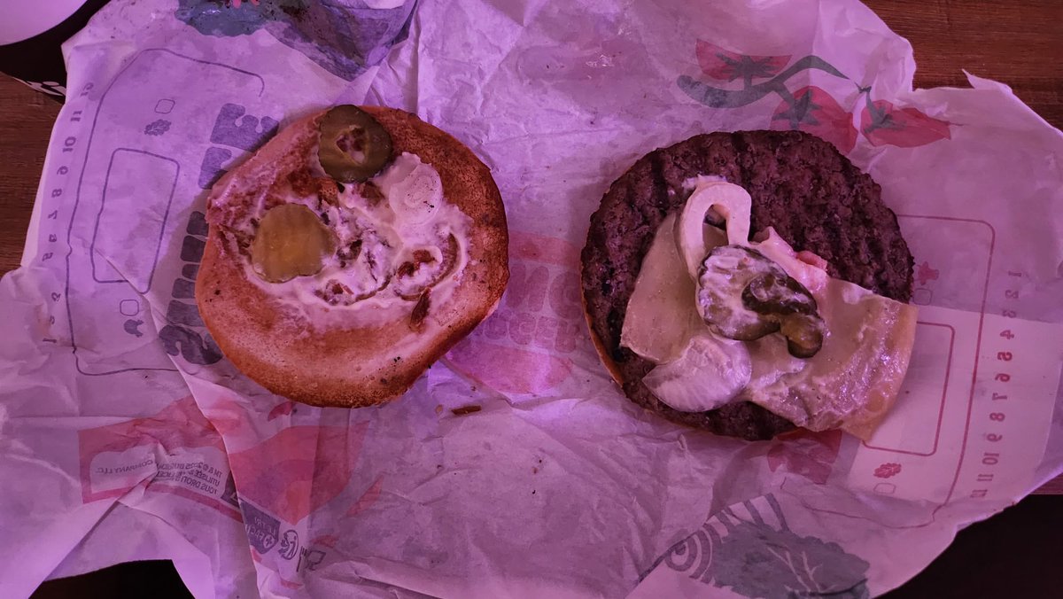 Colin22C's tweet photo. Bah alors @BurgerKingFR on nous ment sur le produit là !!
Le “Expectation vs Reality” il retourne du foutage de gueule … 
#remboursé https://t.co/GB6geatwCH
