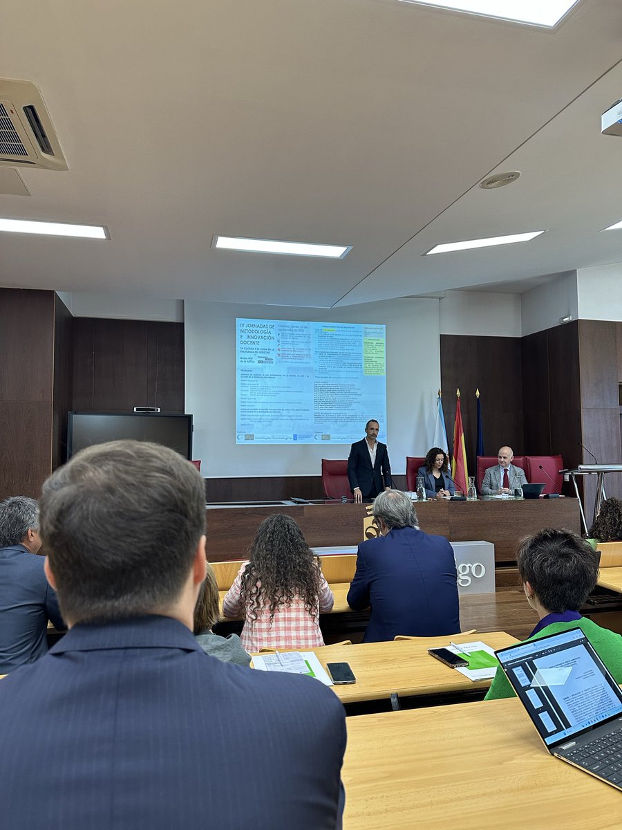 La semana pasada fui a Ourense para participar en las IV Jornadas de Metodología e Innovación Docente de la Asociación Española de Profesores y Profesoras de Derecho Administrativo. 
Fue una suerte escuchar a grandes ponentes y compañeros.