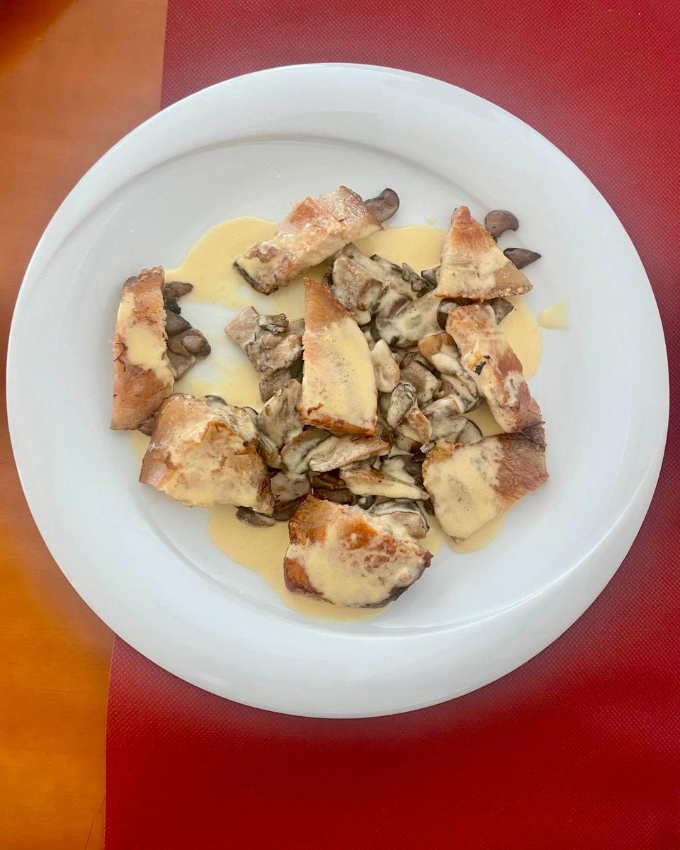 El nou restaurant La Canal (Tona) promet alegries. Ethan Àlvarez, Arnau Salvans i Adrián Sànchez, proposen un menú (19,50€) de molt bona relació preu/qualitat. A la sala, Sara Arnaldo i Laura Silvestre completen un equip jove i entusiasta.