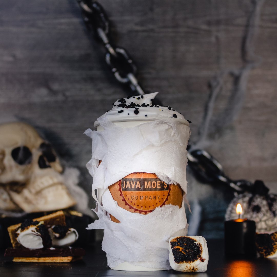 JavaMoes's tweet image. Drink of the Week: 𝐌𝐄𝐋𝐓𝐄𝐃 𝐌𝐔𝐌𝐌𝐘 𝐋𝐀𝐓𝐓𝐄 🎃
Spooky season is upon us! We've mixed toasted marshmallow and chocolate to bring you this hauntingly good s'mores latte. 
𝐓𝐫𝐲 𝐢𝐭 𝐡𝐨𝐭, 𝐢𝐜𝐞𝐝, 𝐨𝐫 𝐟𝐫𝐨𝐳𝐞𝐧 𝐟𝐨𝐫 $𝟏 𝐨𝐟𝐟 𝐚𝐥𝐥 𝐰𝐞𝐞𝐤!