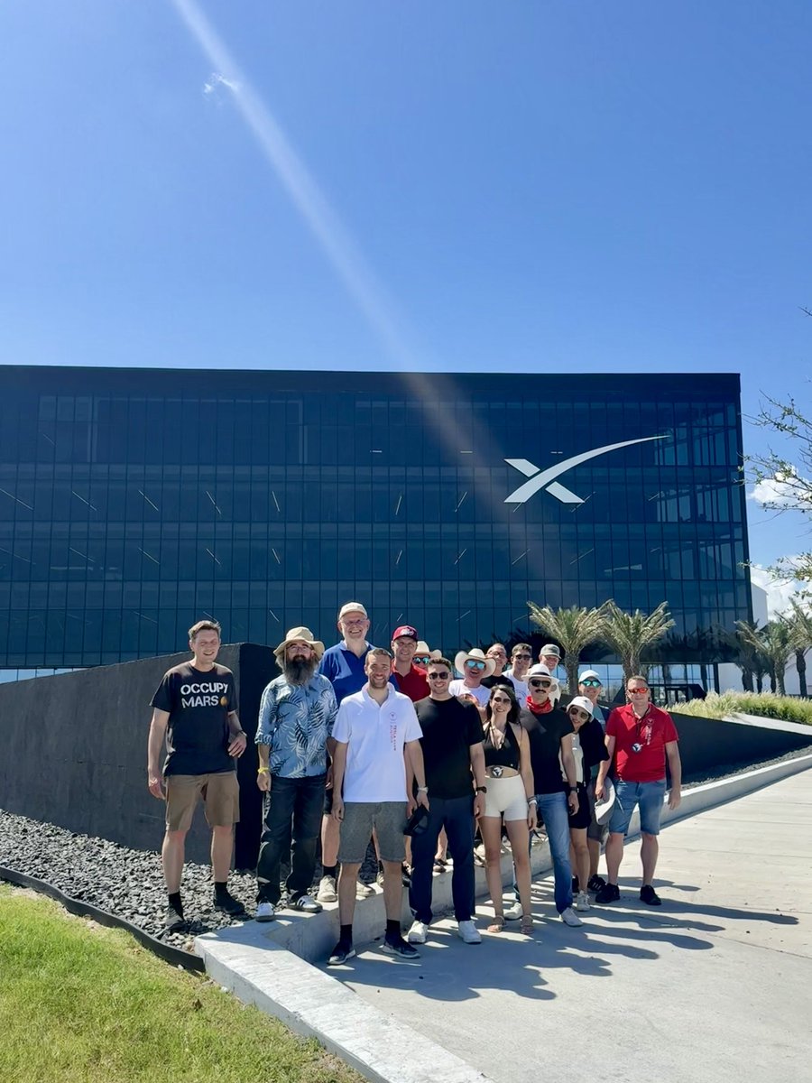 kdallasAT's tweet image. Hot temperatures and good vibes - @TeslaClubAT at @SpaceX ☀️🚀