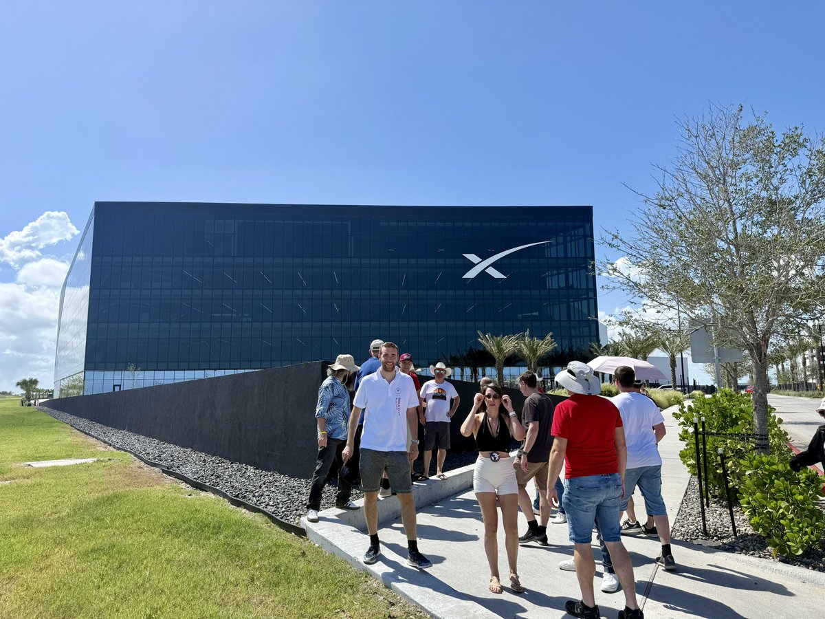 kdallasAT's tweet image. Hot temperatures and good vibes - @TeslaClubAT at @SpaceX ☀️🚀