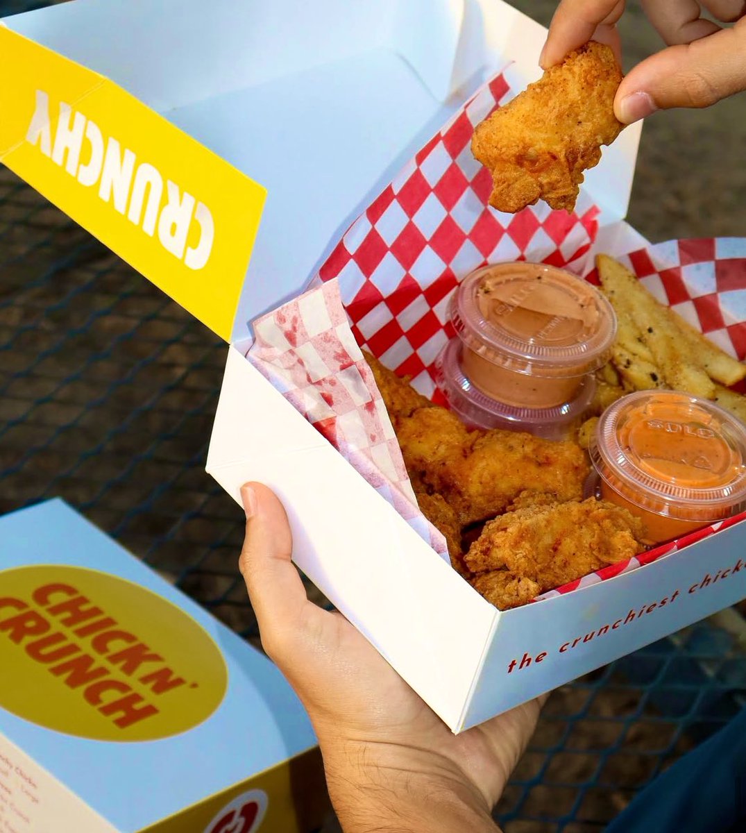 Gustavo_Clausen's tweet image. Una caja de #PolloFrito 
🌕#CHICKnCRUNCH  con el delicioso aderezo de la casa y unas sabrosas papas fritas😋 pídela al
📱 6623 00 99 40 🛵💨
#DarkKitchen🏡