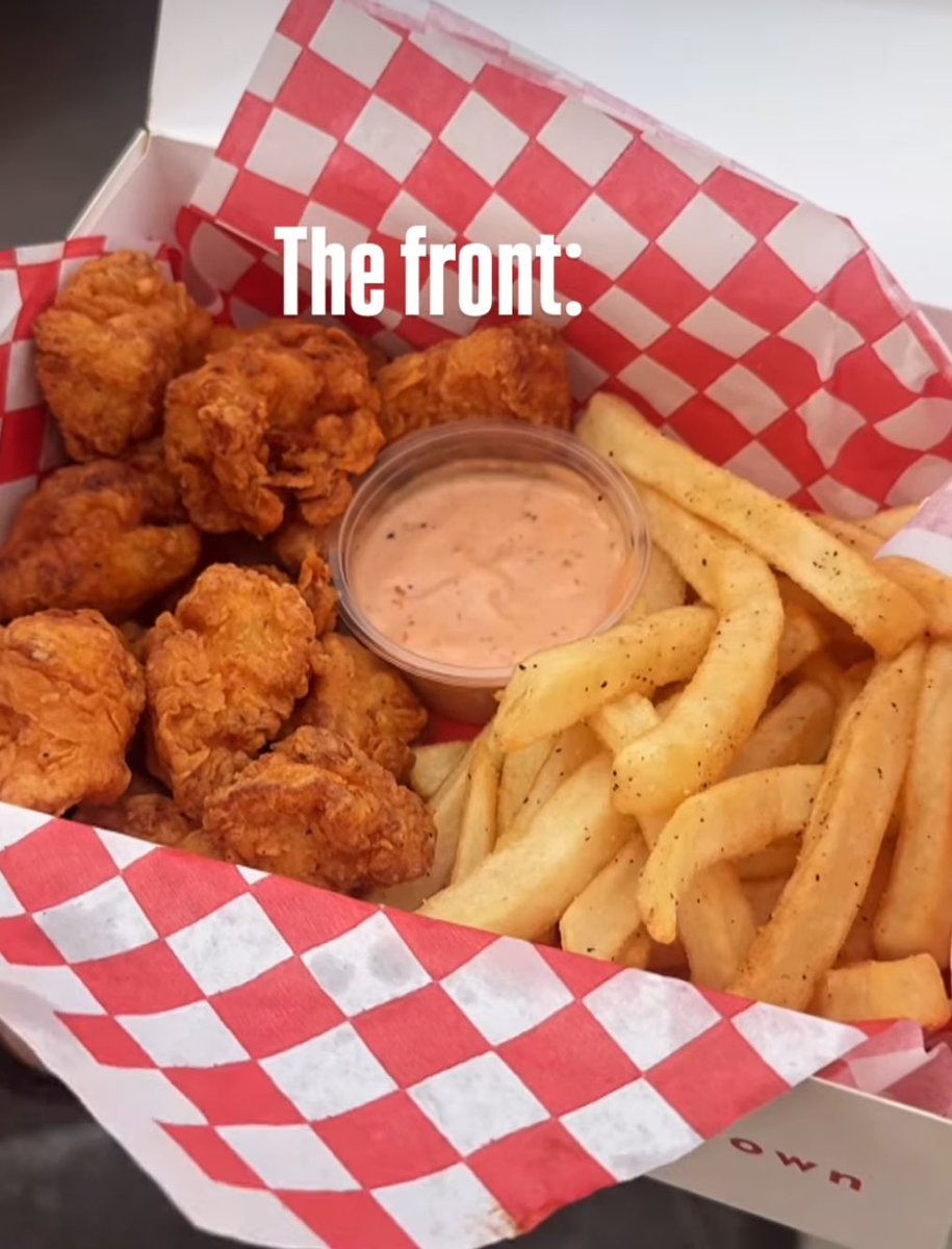 Gustavo_Clausen's tweet image. Una caja de #PolloFrito 
🌕#CHICKnCRUNCH  con el delicioso aderezo de la casa y unas sabrosas papas fritas😋 pídela al
📱 6623 00 99 40 🛵💨
#DarkKitchen🏡