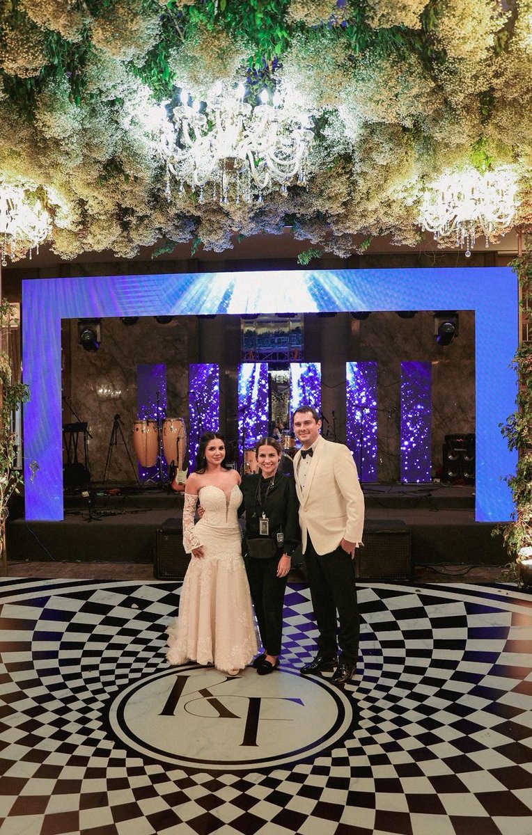 krncita7's tweet photo. Lau es el ejemplo que cuando amas lo que haces, es fácil hacerlo perfecto.
Gracias por un año de planeaciones, de apoyo y de guía constante. No pude elegir mejor wedding planner que tu❤️Tenían razón todos, eres increíble @bermudezlaurita !!!❤️ https://t.co/tgsvsKKeyH