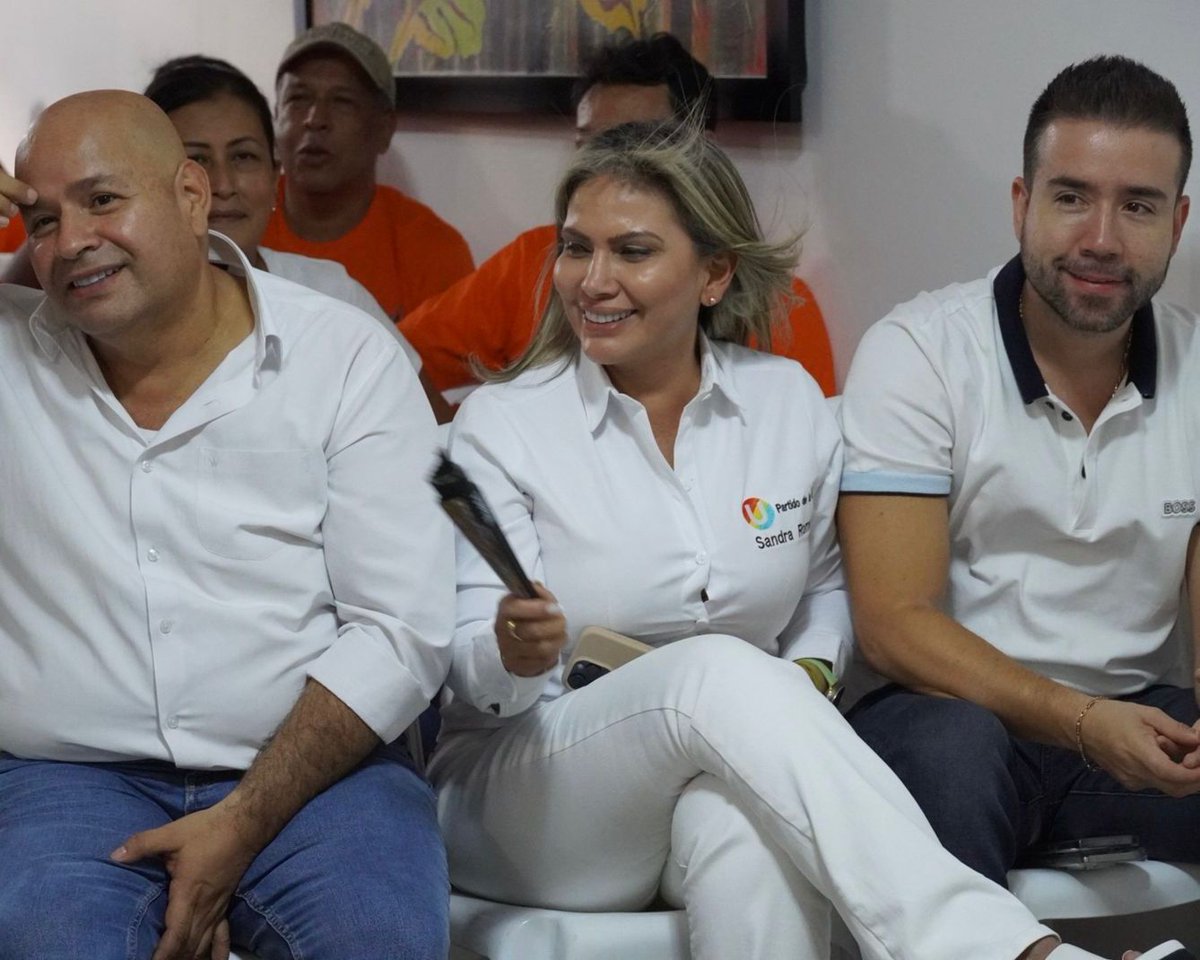 ClaraLuzRoldan's tweet photo. Felices de volver a compartir con los amigos y amigas de la #Comuna20 de #Cali 🧡
El tejido social se fortalece cuando le apostamos a la cultura y el deporte 🥰
¡Los quiero mucho!
@garcesrojasjuanc
@FelipeLopezLop
@AudryToro
@SandraRomeroPadilla
@JhonFredyPimentel https://t.co/Cz1rFwJdcL