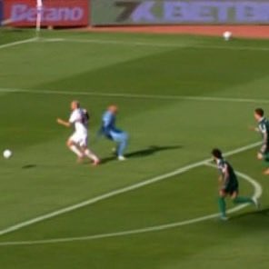 Não pular, não derrubar o atacante ou pelo menos tentar impedir o cara de passar é inaceitável