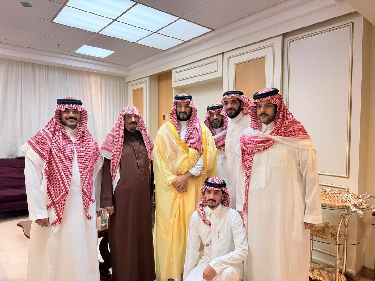 ما أكرم القلوب التي تحفظ الود وتورث الوفاء
زيارة سمو #ولي_العهد للشيخ بدر بن هزاع بن شقير الدويش في المستشفى، تجسيد نبيل لمعاني الإحسان والبرّ، ووفاء جميل لرفيق والده الملك سلمان بن عبدالعزيز حفظه الله.
قصة إنسانية تختصر جوهر القيادة السعودية 💚