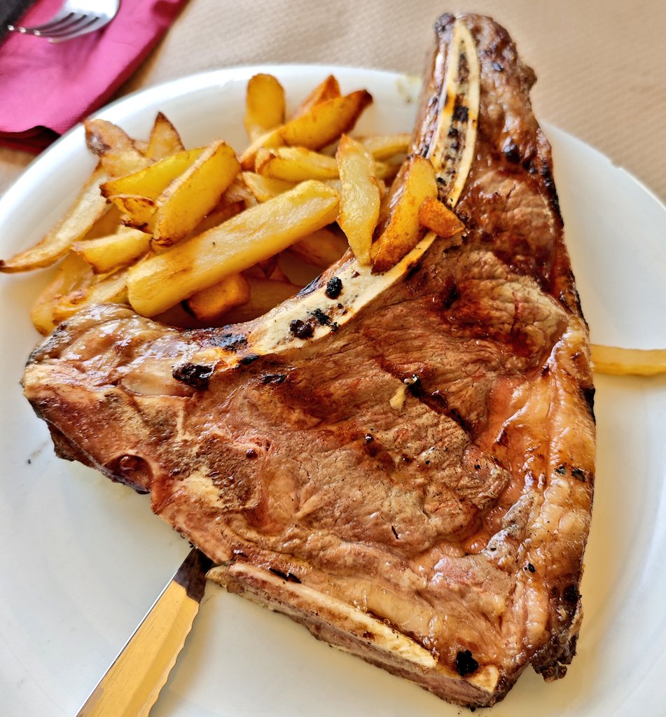 Restaurant Borgonyà (Banyoles), sempre ple a vessar. Carn a la brasa, arrossos, cargols... Teca de la bona!