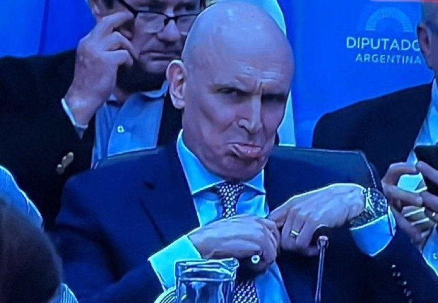 Finalmente renunció a la candidatura el narco libertario, José Luis Espert <a href="/jlespert/">José Luis Espert</a> 
Milei <a href="/JMilei/">Javier Milei</a> lo bancó -oscuramente- para que no hablara. 

La Libertad Avanza… pero por la banquina.