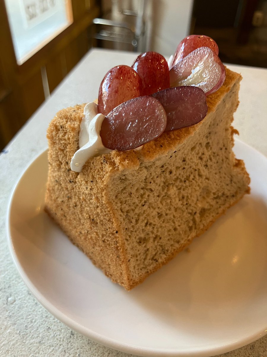 本日の日替わりスイーツは「ぶどうのせ紅茶シフォンケーキ（ハイベリー×クイーンセブン） 350円」です⭐️  

本日も11時より開店いたします🍛 
皆様のご来店を心よりお待ちしております🙇‍♀️