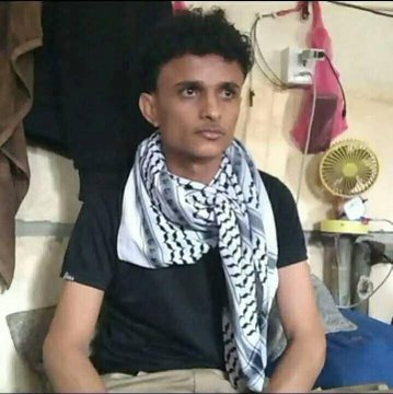 ( حكاية جريمة إعدام شهيد الولاء عيسى العفيري )

كانت الساعة السادسة من فجر السبت، الرابع من أكتوبر 2025.
في زنزانةٍ ضيقة غابت عنها الشمس، جلس عيسى العفيري على سجادته التي أكلها الزمن، يهمس في دعائه الأخير.
سمع وقع أقدام سجّانيه تقترب شيئًا فشيئًا، فنهض بطمأنينةٍ تشبه طمأنينة