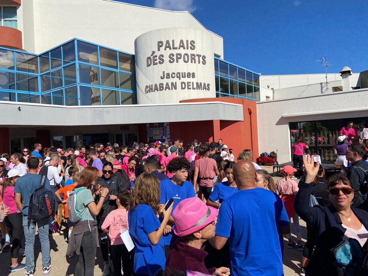 UN WEEK-END SOLIDAIRE À CASTELNAU AVEC L'ASSOCIATION ETINCELLE

Vendredi 3 octobre, le Kiasma a accueilli Danser la vie, une création d’Audrey Bosc.

Sur scène, femmes touchées par le cancer et danseuses professionnelles ont offert un spectacle unique et d’une intensité rare,