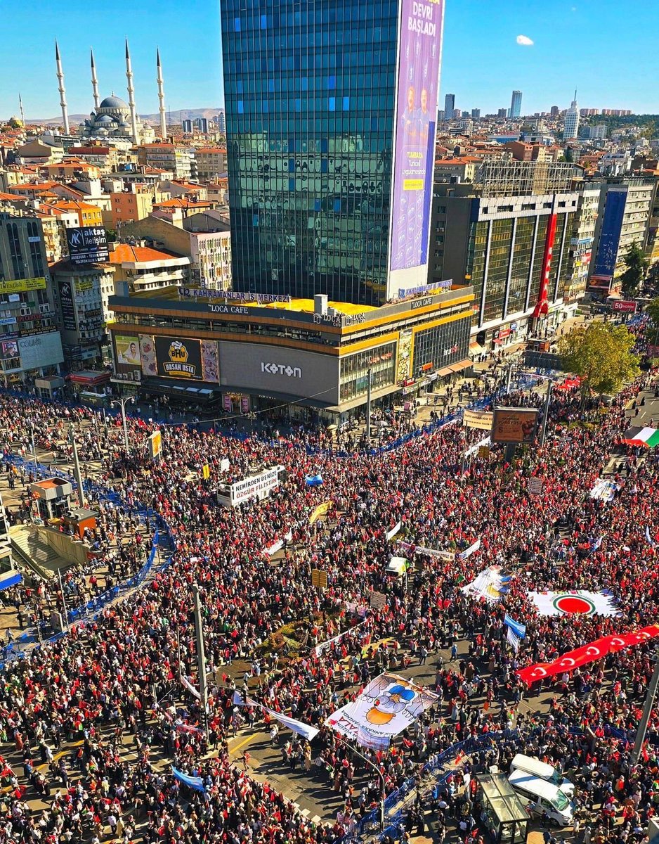 İsrail’in insanlık dışı saldırılarına karşı susmayan bu yürekler adaletin, imanın ve kardeşliğin en güçlü nişanesi.

Dualarımız Gazze için, mücadelemiz insanlık içindir. 🇵🇸
⁦<a href="/RTErdogan/">Recep Tayyip Erdoğan</a>⁩
#GazzeİçinYürüyoruz
#ÖzgürlüğeYürüyoruz 
#KararlılıkYürüyüşü