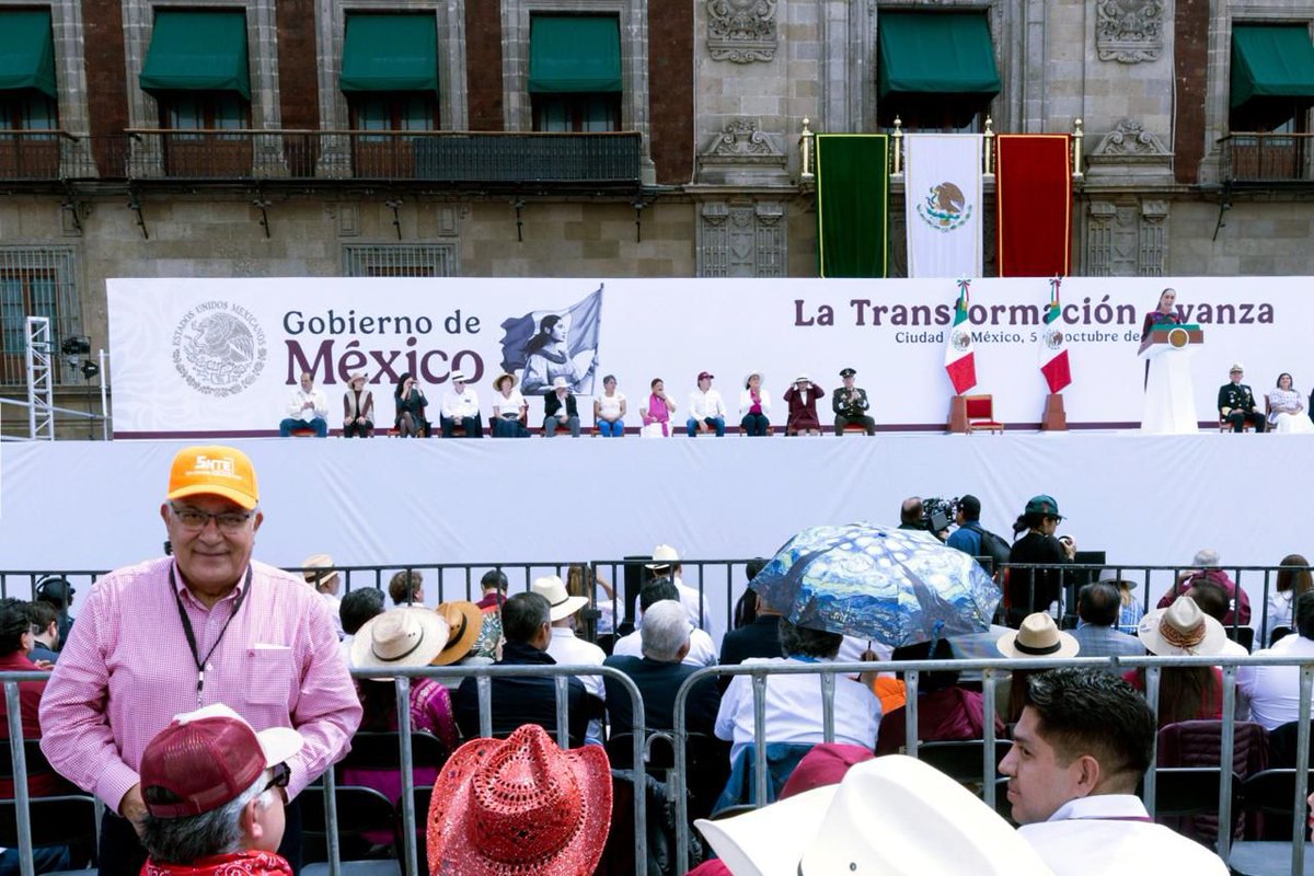 El #SNTE, dirigido por el Mtro. Alfonso Cepeda Salas, reconoce a la Presidenta <a href="/Claudiashein/">Claudia Sheinbaum Pardo</a>, por los importantes logros en su primer año de gobierno.  Los trabajadores de la educación acudimos hoy al Zócalo, para refrendarle nuestro total respaldo.
#LaTransformaciónAvanza