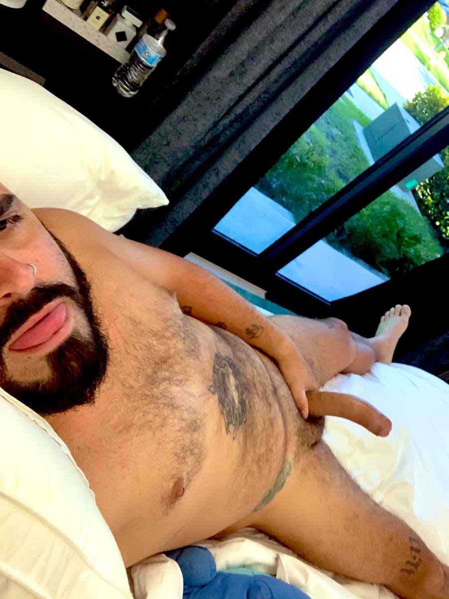 Lazy Sunday!!
Who wants to join? 
🤤😻