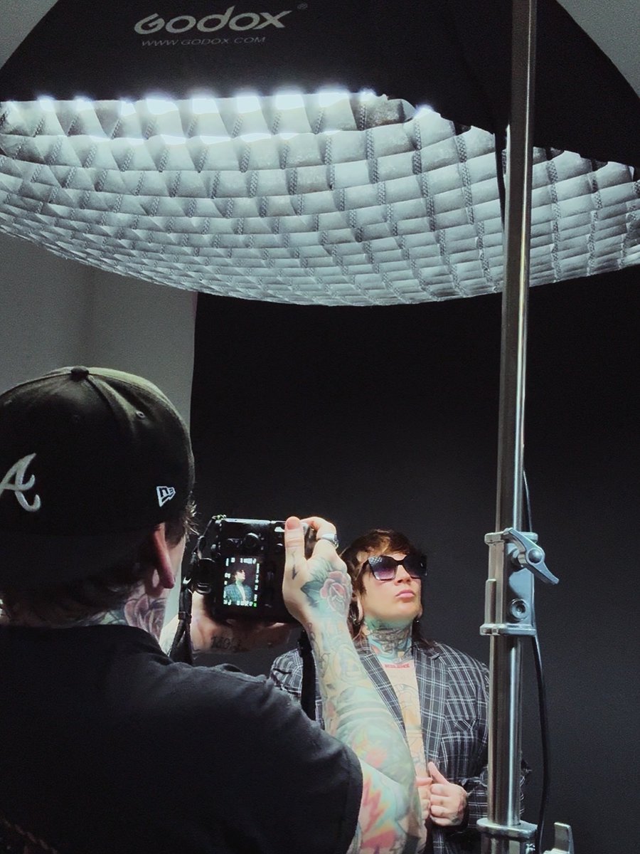 russellblakerus's tweet photo. Cool day shooting some for shots for
@sE_Electronics
.
#seelectronics #musician #vocalist #photography #musicianlife https://t.co/hLnU9OuRC0