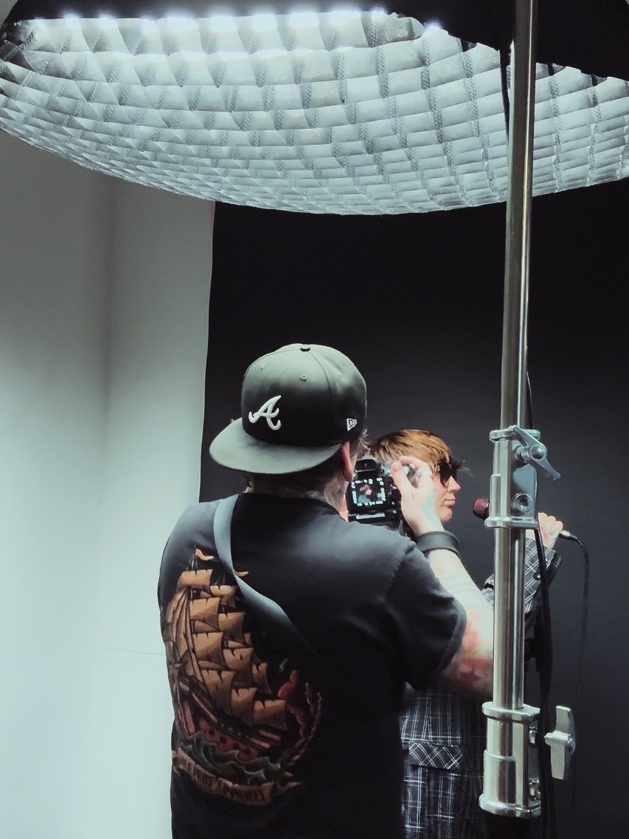 russellblakerus's tweet photo. Cool day shooting some for shots for
@sE_Electronics
.
#seelectronics #musician #vocalist #photography #musicianlife https://t.co/hLnU9OuRC0