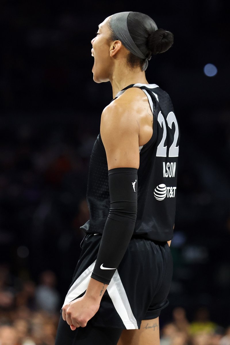 NBABrasil's tweet photo. A'ja Wilson está IMPARÁVEL! 🤯🤯 Se liga nos números:

🏀 20 PTS
🏀 8 REB
🏀 52,9% de aproveitamento

Tudo isso só no 1º Tempo!

#AgoraNaWNBA #WNBAFinals #WNBAStats https://t.co/6Y6Z9MFjKV