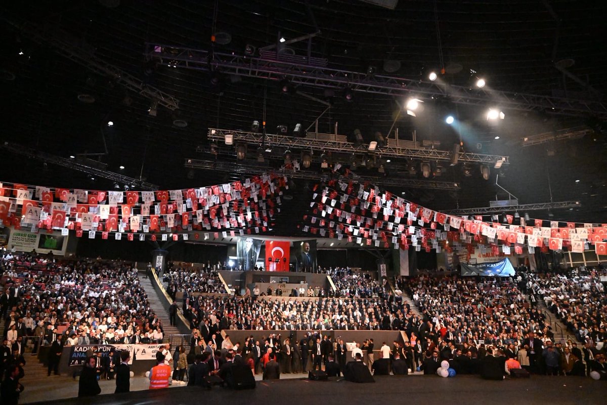 Anahtar Parti İstanbul 1. Olağan Kongremizi büyük bir heyecan, coşku ve güçlü bir katılımla gerçekleştirdik.
İstanbul’un her köşesinden gelen dava arkadaşlarımız, ilçe teşkilatlarımız ve kıymetli misafirlerimizle omuz omuza, inandığımız yolda yeni bir başlangıca imza attık.