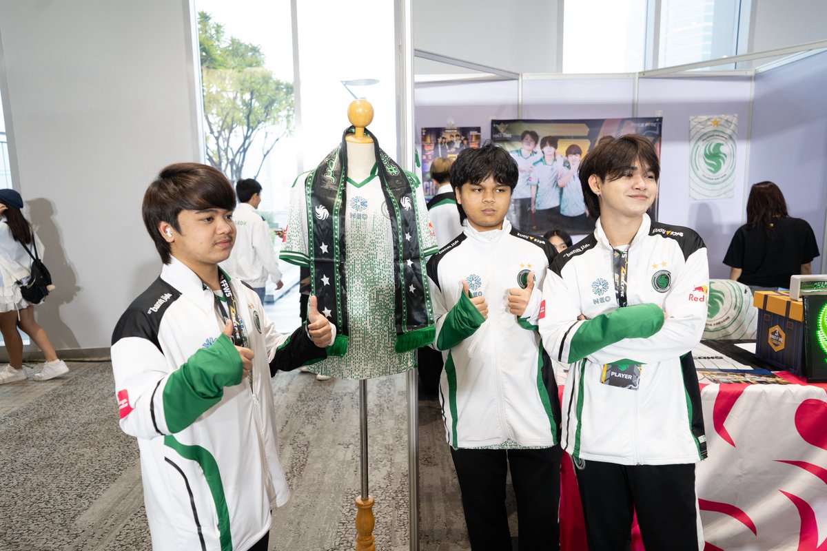 The Green Falcons at #FFWS25 SEA — your support fuels our journey 

من تواجد ودعم مشجعين فالكونز لأبطالنا في نهائيات بطولة آسيا للعبة فري فاير 💚🦅

#FalconsAreHere - #FFWS