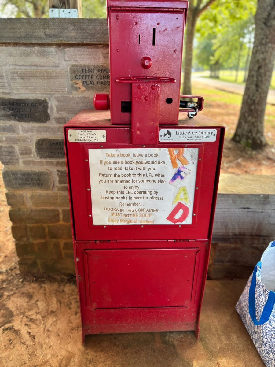 LCsFreeLibrary's tweet image. Restock alert! The Hunter &amp;amp; Potter location on Joe Quick, and the Sharon Johnston location at the playground have been fully stocked. Books are always free, stop by and get you one for Fall Break!
📚 📕