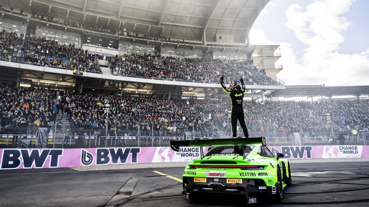 Yıllar önce Eurosport’ta DTM (Alman Binek Otomobil Şampiyonası) anlatırken bir Türk sürücü yarışırken hayal etmek kolay değildi. Bugün bir Türk tarihte ilk defa büyük prestije sahip DTM’de sezon şampiyonu oldu. Muhteşemsin  <a href="/AyhancanGuven/">Ayhancan Güven</a> ! Hayallerin peşinde tarihi kareler…