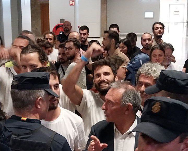 Humanidad y dignidad. Qué orgullo ✊🇵🇸

Recibimos a nuestras camaradas tras varios días de secuestro sionista por intentar romper el bloqueo colonial y denunciar el genocidio en Gaza.

Desde el rio al mar Palestina vencerá.