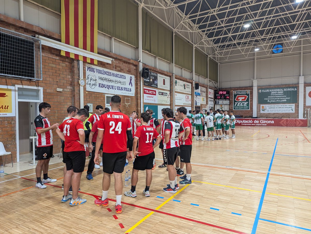 ‼️Gran victòria del nostre #PrimerEquip aquesta tarda a la sempre difícil pista del <a href="/handbolbordils/">Club Handbol Bordils</a> 
Gran partit, nois!
2️⃣4️⃣ <a href="/handbolbordils/">Club Handbol Bordils</a> "C"
2️⃣6️⃣ #chvic_sèniorA 
🔴⚪🔴⚪🔴
#orgullósdeserdelVic #VicActivat