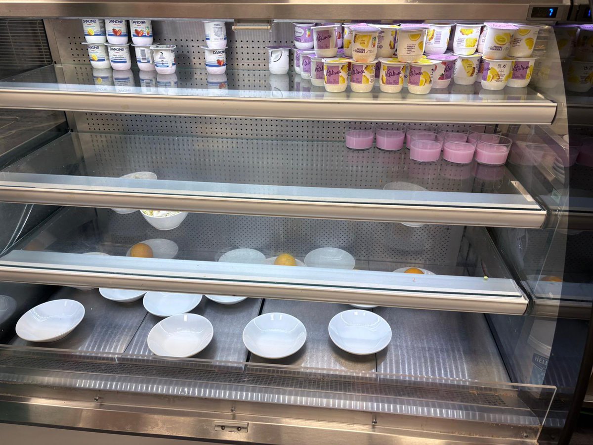 SMedicoNavarra's tweet photo. A las 21:30h de hoy el personal facultativo de guardia en el HUN del @salud_na se encuentra con que no queda comida suficiente para más de 15 #medicosdenavarra que afrontan el resto de la guardia “buscándose la vida”. Inaceptable desidia y maltrato al que estamos sometidos. https://t.co/6zqEYSfnoZ
