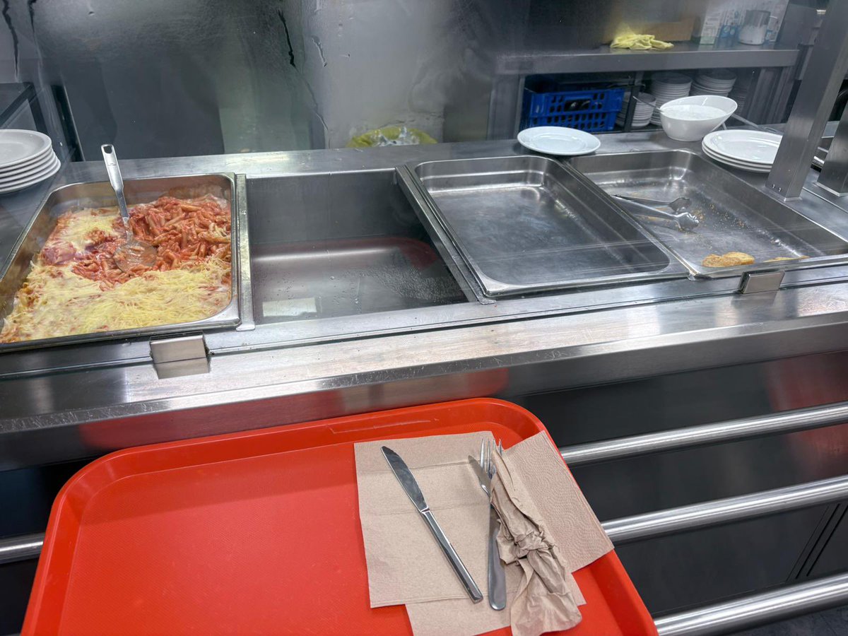 SMedicoNavarra's tweet photo. A las 21:30h de hoy el personal facultativo de guardia en el HUN del @salud_na se encuentra con que no queda comida suficiente para más de 15 #medicosdenavarra que afrontan el resto de la guardia “buscándose la vida”. Inaceptable desidia y maltrato al que estamos sometidos. https://t.co/6zqEYSfnoZ