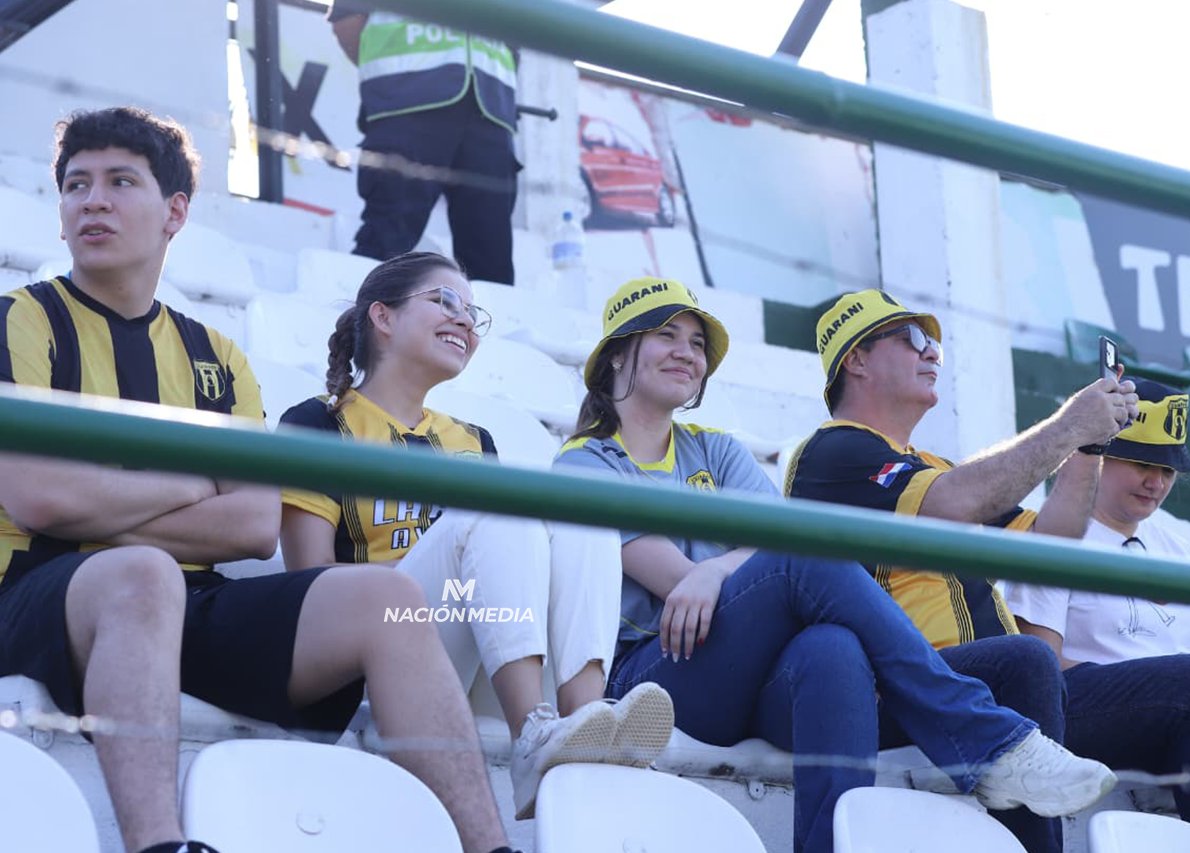 ¡La previa en Santísima Trinidad! 

#futbolparaguayo | Clima caluroso en La Arboleda y la gente va llegando para el duelo entre el "Aurinegro" y el "Tembe".

📸 Mariana Díaz | #SomosVersusPy #Clausura2025