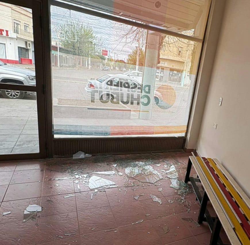 ChilbitaSoyYO's tweet photo. REPUDIO TOTAL!!!! RTx favor

Los de siempre✌️, de la mano del que no quieren que eliminen los fueros...destruyeron el local de  Despierta Chubut https://t.co/5Xc9fKC0VV