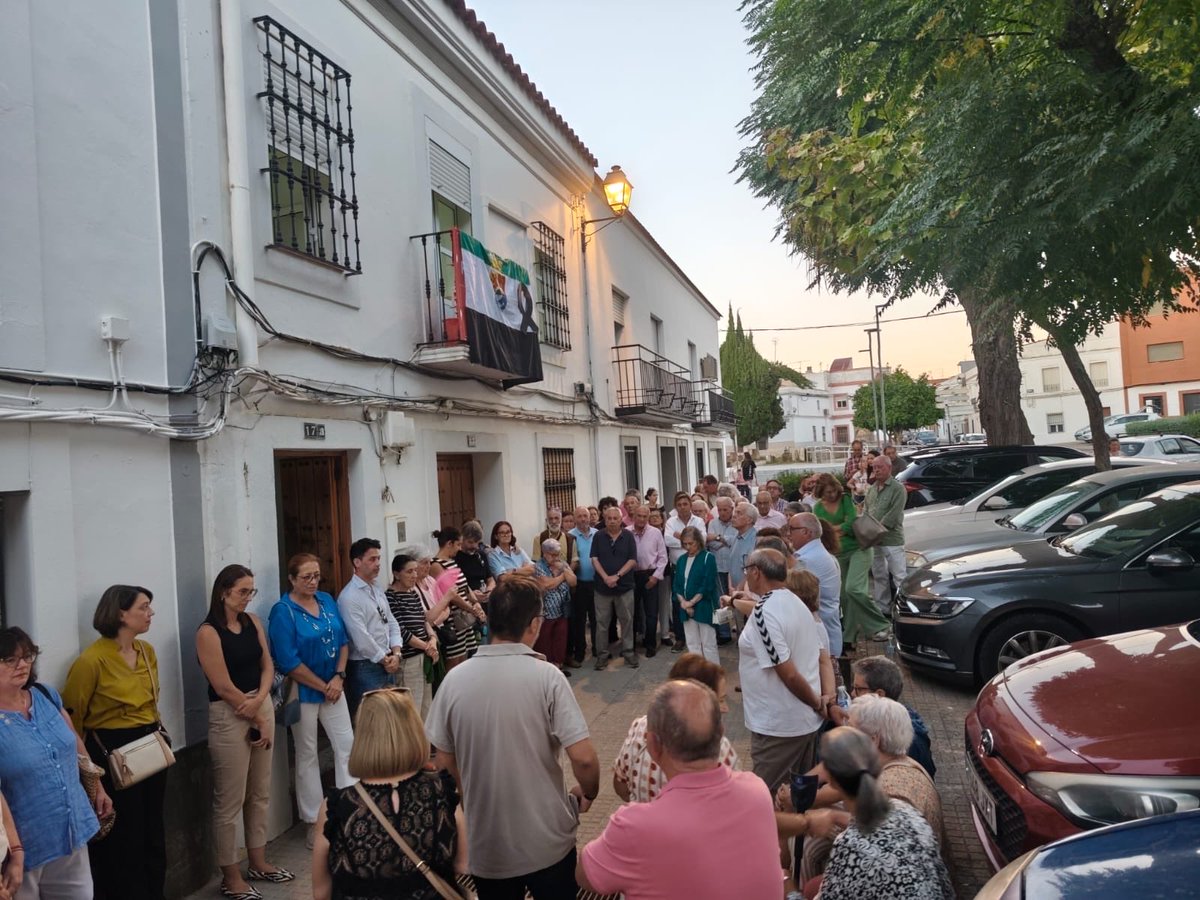ZafraPsoe's tweet photo. En nuestra casa del pueblo, hemos rendido homenaje hoy con 5 minutos de silencio, a nuestro compañero y expresidente de la Junta de Extremadura, Guillermo Fernández Vara.
Nuestra Secretaria General, Obdulia Campillejo Murillo, ha brindado una palabras al finalizar estos minutos, https://t.co/6o1EBUKHQC
