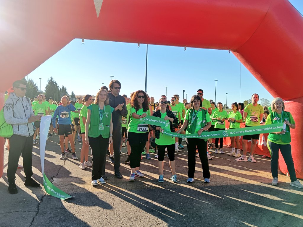 IU_EquoRivas's tweet photo. 💚 Por novena vez, el verde inunda las inmediaciones del Recinto Ferial de #Rivas 
🏃🏽‍♀️Otra edición multitudinaria de la Carrera contra el cáncer gracias a la labor de los y las voluntarias. @ContraCancerMAD 
👟 Seguimos sumando pasos #EnMarchaContraElCancer https://t.co/J3NLJUpjGN