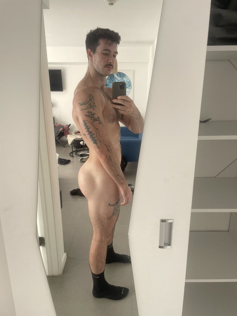 nashd98's tweet photo. Anddd the award for thiccest top on twitter goes to https://t.co/PtAKjXmRXn