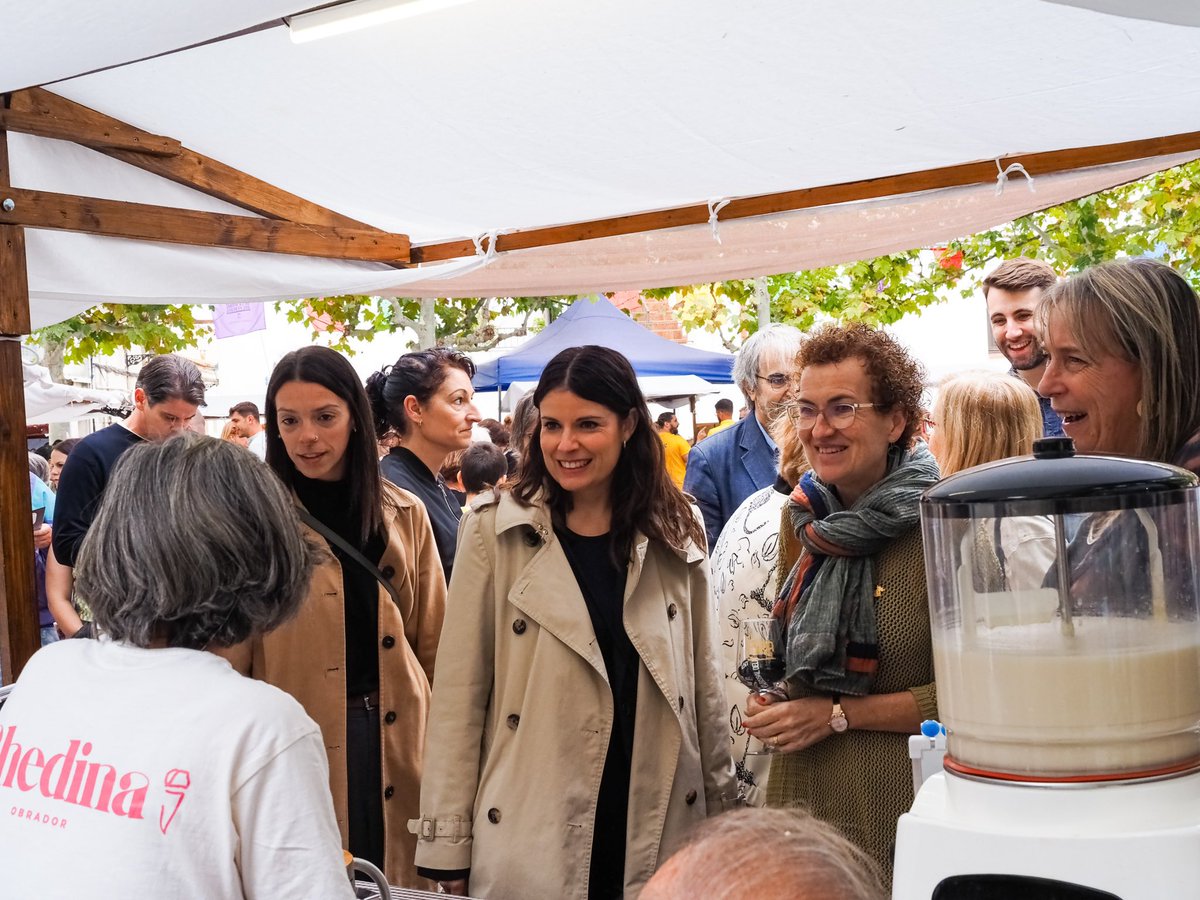 Avui hem tingut l'honor de compartir una estona amb la <a href="/mncsls/">Mònica Sales 🎗</a> a la fira de la Bisbal.
Ella és una de les raons de creure que el camí que compartim és el correcte.
(Si cada català/ana pogués parlar amb ella tres minuts, guanyaríem sempre.)

No hi ha color 

#teamSales sempre