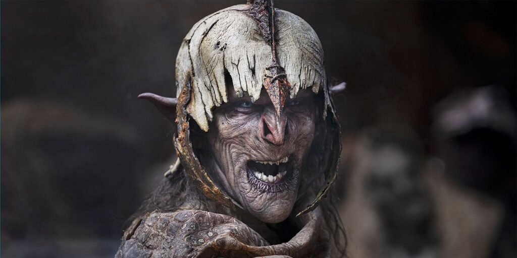 j_a_p_a_h__'s tweet image. A terceira temporada de Os Anéis de Poder revelou vídeo mostrando a transformação de um ator em Orc, destacando o detalhado trabalho de caracterização da série. A produção da Amazon mantém alto padrão visual e narrativa. Fonte: Collider #OsAnéisDePoder