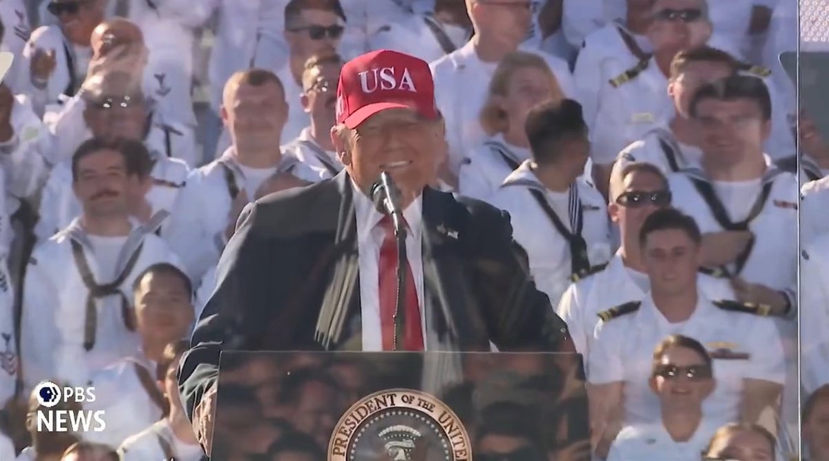 StevenJLatham1's tweet image. 🚨 HOLY CRAP! MASSIVE chants of “USA! USA!” erupt after a thunderous Navy flyover during President Trump’s speech tonight! 

The crowd went WILD — people waving flags, tears in their eyes, phones in the air.

“God bless the U.S. Navy!” — Trump
CHILLS. 🇺🇸🦅

 #MAGA #TrumpRally