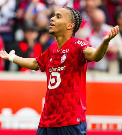 PDebrief23579's tweet image. ⚽️ ÉGALISATION DU LOSC !

🔥 E. Mbappé remet Lille dans le match à la 84e minute !

Froid réalisme du jeune attaquant nordiste 😤💪

Tout reste à jouer dans cette fin de match ! ⚔️

#PSGLOSC #LOSC #Ligue1 #Mbappé