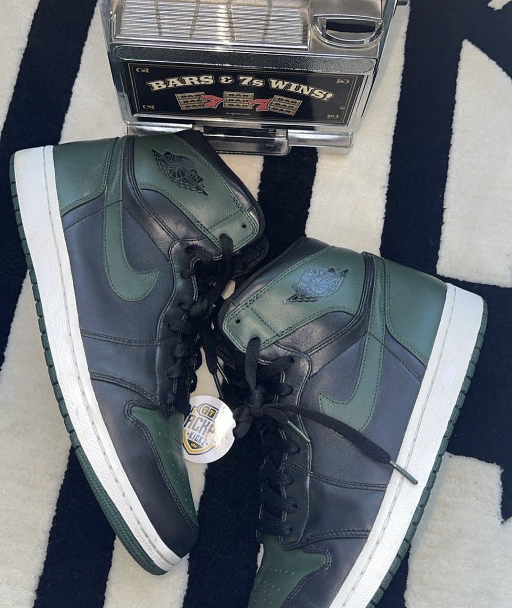 MrUnloved1s's tweet photo. #samplesundays
📸 davidsgrails
•
Air Jordan 1 High "Banned" 2010 samples.- Dark Forest / Black / Varsity Red / White
•
This is the 4th sample I’ve seen for the banned 2011 release. One like this, but green with the red banned X on the back. Another just bred with different leather, Jumpman on the heel. And the other being silver. Another great find!