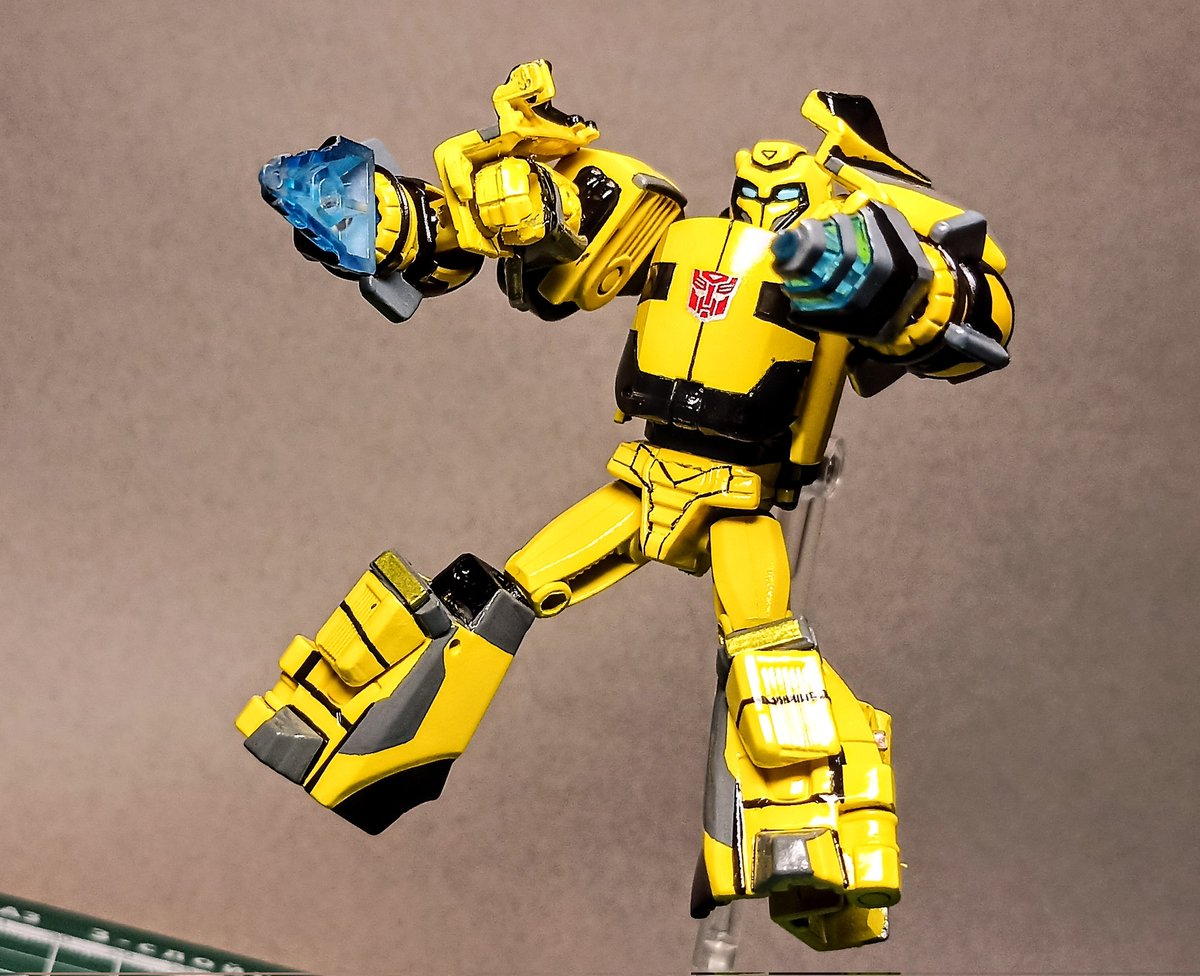 Interferencer_'s tweet image. « — You&apos;re nothing but a bumpler! From now on your name is... #BUMBLEBEE. »

I had a spare TR Whellie for a while, so once commissioner asked for a companion for Sari Sumdac — figure&apos;s fate was sealed.

Now Bee is back to cybertronian autobot camp.
:Р

[ 1 / 4 ]
#maccadam #TFA