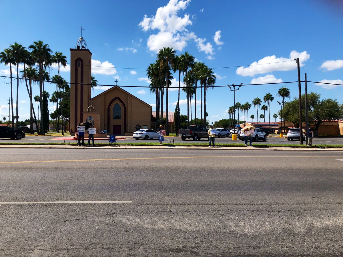 Pinasalas12's tweet photo. Life Chain - Cadena De Vida hosted By Knights of Columbus Council 3098, 13232 ,16197- We Gather Silent Prayer 🙏 In Defense of the Unborn. It Is No Use Walking anywhere to Preach Unless Our Walking Is Our Preaching. Francis de Assisi #respectlifesunday https://t.co/uRRTffBgN9